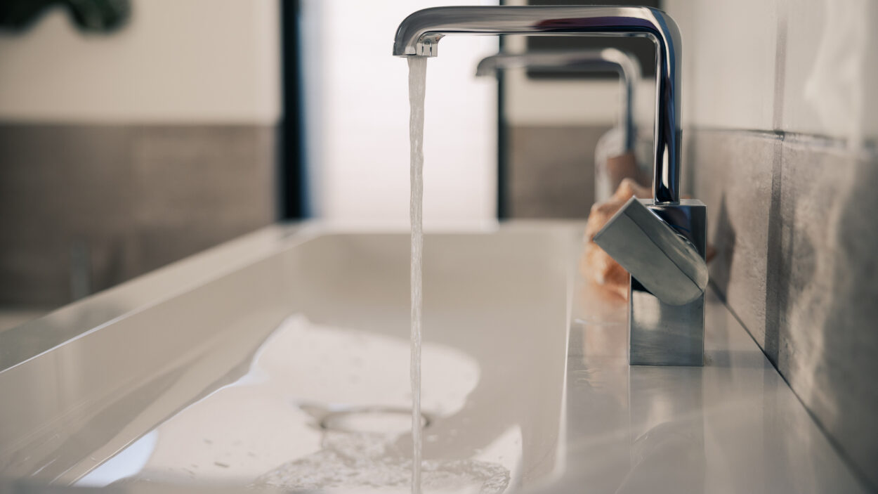 Servant med vannkran som renner.