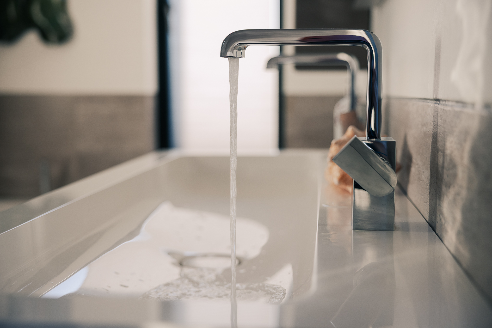 Servant med vannkran som renner.